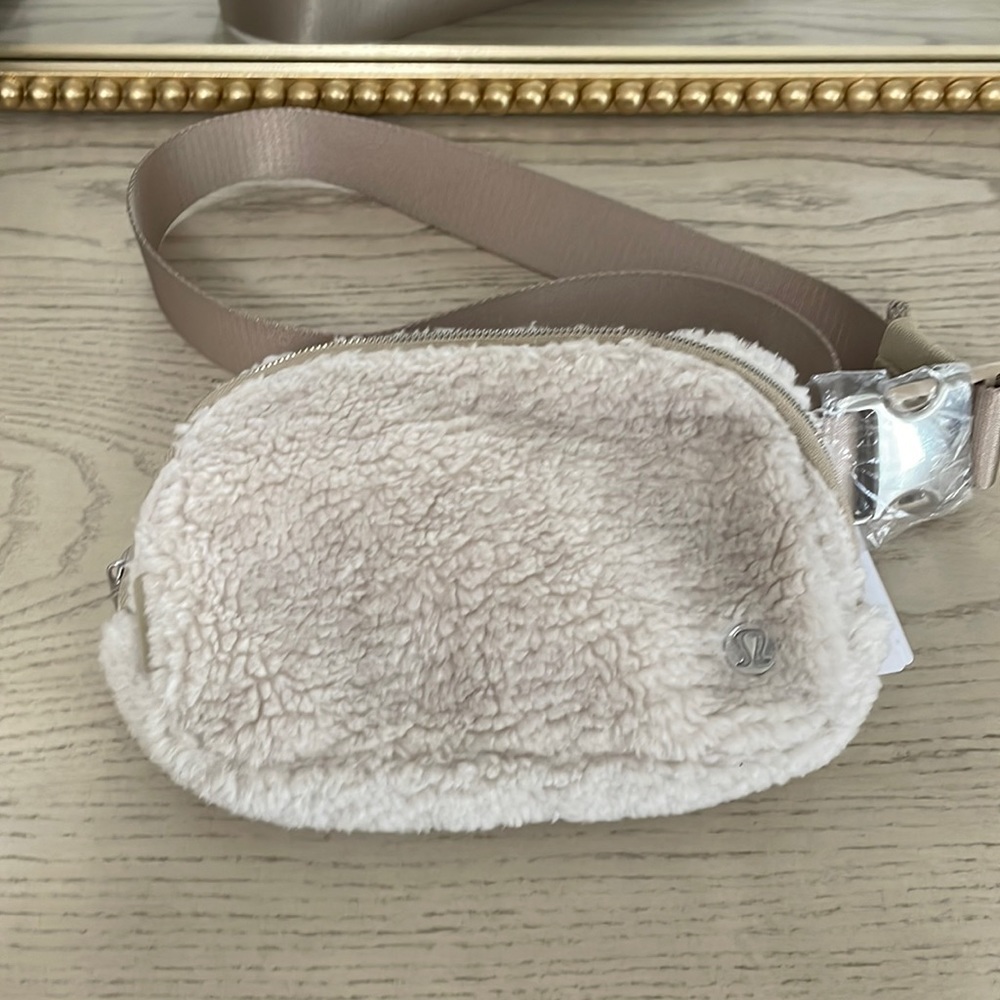Lululemon Everywhere Belt Bag Fleece in Natural Ivory / Trench